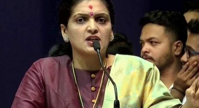 Lok Sabha Elections 2024 : ” सुनेत्रा वहिनींचा विजय निश्चित झाल्यापासून घरची आणि बाहेरची उंदर गरळ ओकायला लागली आहेत..!” रूपाली ठोंबरेंची शर्मिला पवारांवर घणाघाती टीका