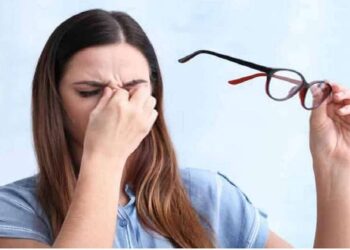 डोळ्यांचे आरोग्य : चष्याचा नंबर कमी करायचाय ? या घरगुती टिप्स नक्की करून पहा