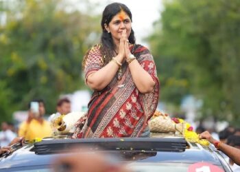 BIG NEWS : बीडमध्ये पंकजा मुंडेंची गाडी अडवली; पोलिसांच्या सौम्य लाठीचार्जनंतर जमाव पांगला, पण वातावरण तापलेले !