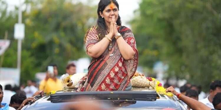 BIG NEWS : बीडमध्ये पंकजा मुंडेंची गाडी अडवली; पोलिसांच्या सौम्य लाठीचार्जनंतर जमाव पांगला, पण वातावरण तापलेले !