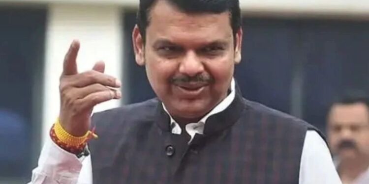 Maharashtra Politics : काँग्रेसच्या ‘या’ ज्येष्ठ नेत्याची सून भाजपच्या वाटेवर; आज देवेंद्र फडणवीसांची घेतली भेट