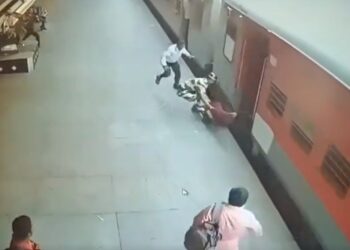 बापरे ! चालत्या ट्रेनमध्ये चढण्याचा प्रयत्न करत असताना दैव बलवत्तर म्हणून वाचला तरुण; सुरक्षा रक्षकाने धाडसाने ओढले, व्हिडिओ पाहून थरकाप उडेल VIDEO VIRAL