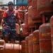 Reduction In LPG Prices : नव्या आर्थिक वर्षाच्या पहिल्या दिवशी चांगली बातमी; LPG च्या दरात घट