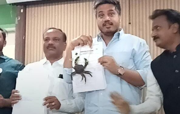 पत्रकार परिषदेत आणला जिवंत खेकडा ! साडेसहा हजार कोटी रुपयांचा घोटाळा केल्याचा रोहित पवारांनी केला आरोग्यमंत्र्यांवर आरोप, वाचा नेमकं प्रकरण