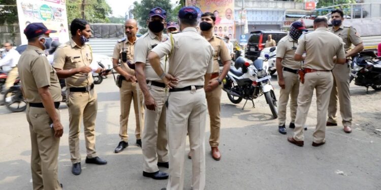 पुणे पुन्हा हादरले ! एकतर्फी प्रेमातून तरुणाचा युवतीवर कोयत्याने हल्ला, ‘त्या’ महिलेने आरडाओरडा केला म्हणून वाचली, अन्यथा…