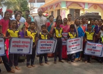 पुण्यात विवाह मंडपात वधू-वराकडून मतदानाची शपथ; नवदांपत्याचा मतदात्यांना स्तुत्य संदेश