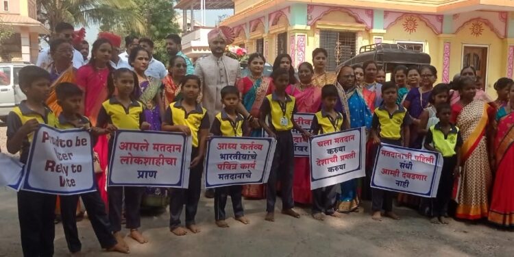 पुण्यात विवाह मंडपात वधू-वराकडून मतदानाची शपथ; नवदांपत्याचा मतदात्यांना स्तुत्य संदेश