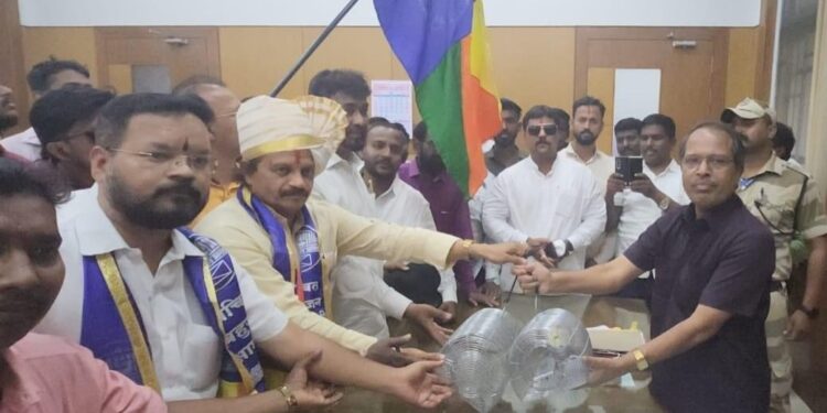 ससूनमध्ये आयसीयुत उंदीर चावल्याने रुग्णाचा मृत्यू ? वसंत मोरे यांनी उंदीर पकडण्याचा पिंजरा भेट देऊन डिवचले, सत्य नेमकं काय ?