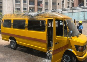 PUNE FIRE INCIDENT : पुण्यात स्कूल बसला आग; अग्निशमन दलाच्या तत्परतेने मोठा अनर्थ टळला