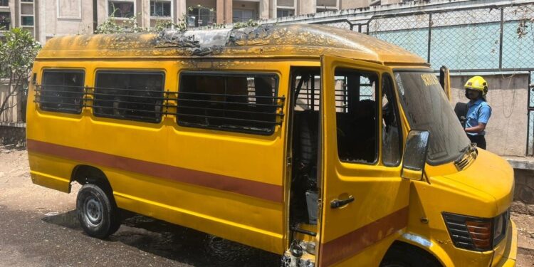 PUNE FIRE INCIDENT : पुण्यात स्कूल बसला आग; अग्निशमन दलाच्या तत्परतेने मोठा अनर्थ टळला