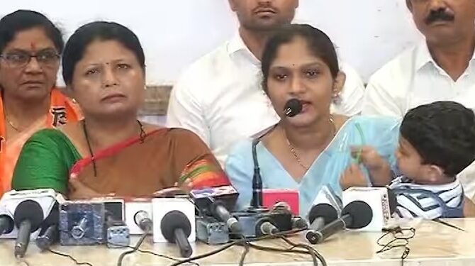 ” लोखंडी रॉडने मारहाण; बाळाच्या डीएनए चाचणीची मागणी, मला उपभोगाची वस्तू म्हणून… ! ” भाजप खासदार रामदास तडस यांच्यावर सूनेचे गंभीर आरोप, भाजपच्या गोटात खळबळ