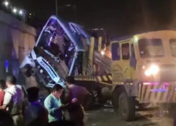 Accident : ओडिसामध्ये प्रवाशांनी भरलेली बस ओव्हरब्रीजवरून कोसळली ! 5 जणांचा जागीच मृत्यू, अनेक जण गंभीर जखमी