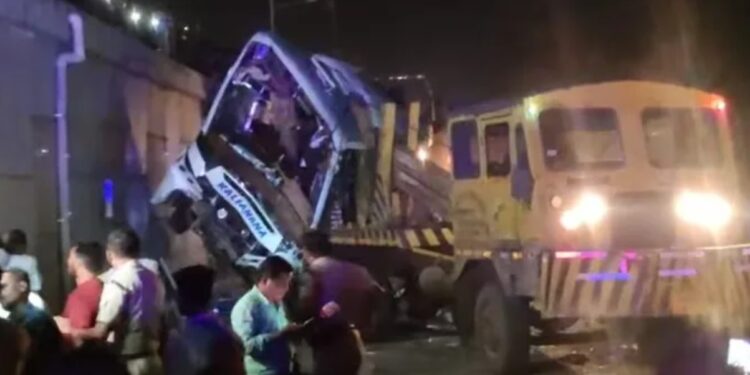 Accident : ओडिसामध्ये प्रवाशांनी भरलेली बस ओव्हरब्रीजवरून कोसळली ! 5 जणांचा जागीच मृत्यू, अनेक जण गंभीर जखमी