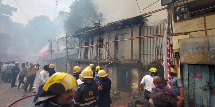 Pune Breaking : भाऊ रंगारी गणपती जवळ वाड्याला भीषण आगीची घटना, फायरब्रिगेडच्या 40 जवानांचे शर्थीचे प्रयत्न, मोठा अनर्थ टळला