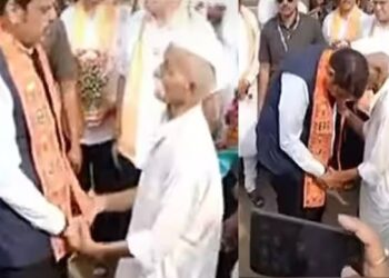 Photo Of The Day : उपमुख्यमंत्री देवेंद्र फडणवीसांच्या कानात नेमकं काय म्हणाले संभाजी भिडे गुरुजी ?