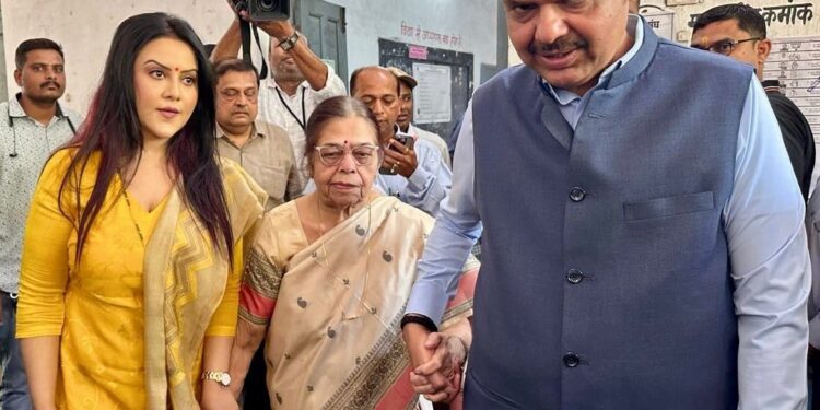 Lok Sabha Elections 2024 : आज पासून लोकसभेच्या पहिल्या टप्प्यासाठी मतदानास सुरुवात; उपमुख्यमंत्री देवेंद्र फडणवीस यांनी सहकुटुंब केले मतदान