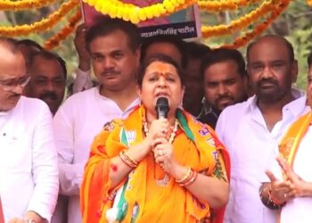 Lok Sabha Election 2024 : धाराशिवमध्ये महायुतीच्या उमेदवार अर्चना पाटील यांचे जोरदार शक्ती प्रदर्शन VIDEO