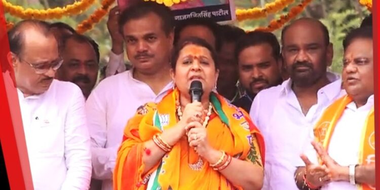 Lok Sabha Election 2024 : धाराशिवमध्ये महायुतीच्या उमेदवार अर्चना पाटील यांचे जोरदार शक्ती प्रदर्शन VIDEO