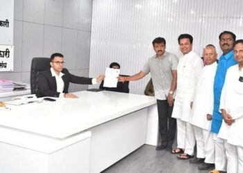 Dharashiv : ओमराजे निंबाळकरांवर उमेदवारी अर्ज बाद होण्याची टांगती तलवार ? स्वतःच ट्विट करून दिली हि माहिती