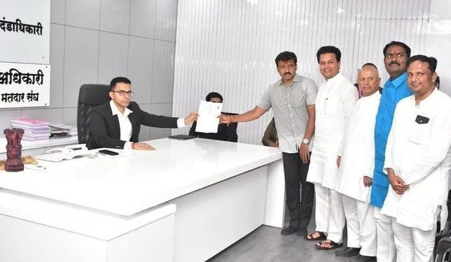 Dharashiv : ओमराजे निंबाळकरांवर उमेदवारी अर्ज बाद होण्याची टांगती तलवार ? स्वतःच ट्विट करून दिली हि माहिती