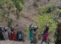 पाणी जपून वापरा ! महाराष्ट्रातील सावरखेडा गावात हंडाभर पाण्यासाठी महिलांची वणवण, 200 फुट दरीमध्ये उतरून हंडाभर पाण्यासाठी जीवघेणी कसरत