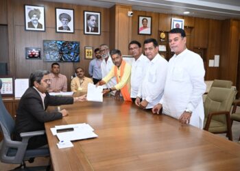 Ahmednagar Lok Sabha Constituency : कोणतेही शक्तीप्रदर्शन न करता नीलेश लंकेंनी केला अंध, अपंग, विधवा यांच्या हस्ते अर्ज दाखल