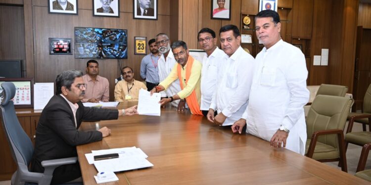 Ahmednagar Lok Sabha Constituency : कोणतेही शक्तीप्रदर्शन न करता नीलेश लंकेंनी केला अंध, अपंग, विधवा यांच्या हस्ते अर्ज दाखल