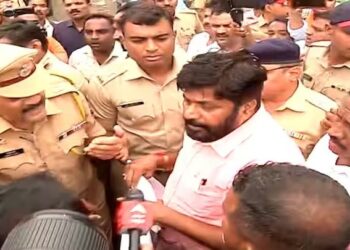 Breaking News : बच्चू कडू संतापले; पोलिसांसोबत प्रचंड वाद, उद्या अमित शहांच्या अमरावतीतील सभेमुळे वातावरण तापले, नेमकं प्रकरण काय? वाचा सविस्तर