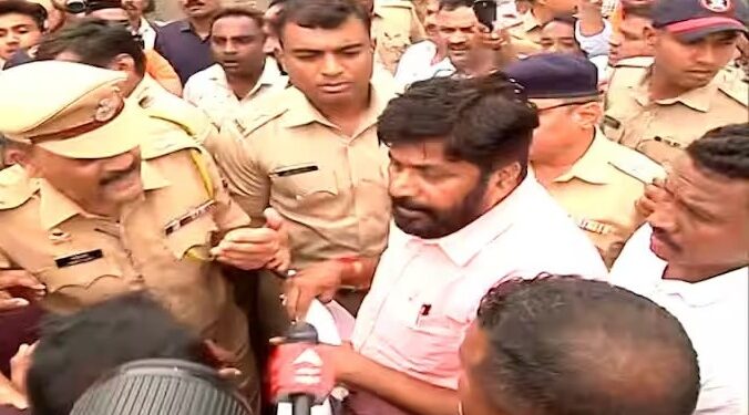 Breaking News : बच्चू कडू संतापले; पोलिसांसोबत प्रचंड वाद, उद्या अमित शहांच्या अमरावतीतील सभेमुळे वातावरण तापले, नेमकं प्रकरण काय? वाचा सविस्तर