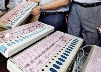 नांदेड लोकसभा मतदारसंघामध्ये धक्कादायक घटना; तरुण मतदाराने मतदान करण्याऐवजी EVM मशीनवर घातले कुऱ्हाडीचे घाव