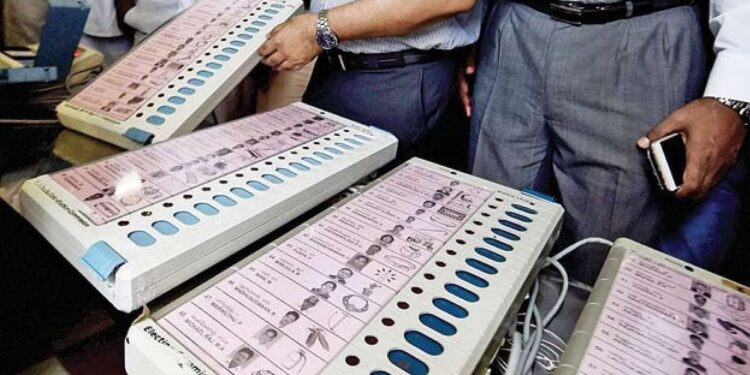 नांदेड लोकसभा मतदारसंघामध्ये धक्कादायक घटना; तरुण मतदाराने मतदान करण्याऐवजी EVM मशीनवर घातले कुऱ्हाडीचे घाव