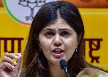 नाशिकचं काही खरं नाही ! पंकजा मुंडे म्हणाल्या होत्या, ” नाशिकमधून प्रीतम मुंडेंना उभे करेल… आता म्हणतात मी सहजच…! “