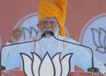 Dharashiv : काँग्रेसचा तुमच्या घरावर छापा टाकून अर्धी संपत्ती लुटण्याचा इरादा आहे ! धाराशिवमध्ये पंतप्रधान मोदींचा काँग्रेसवर हल्लाबोल