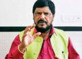 Ramdas Athavale : ” नरेंद्र मोदींचा भटकत आहे महाराष्ट्रात आत्मा.. कारण आम्हाला महाविकास आघाडीचा करायचा आहे खात्मा… ! ” रामदास आठवलेंची कविता