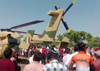 Breaking News : सांगलीत भारतीय लष्कराच्या हेलिकॉप्टरच करावं लागलं Emergency Landing; अतिउत्साही तरुणांना शांत करण्यासाठी लष्कराच्या जवानांनी केलं असं काही…