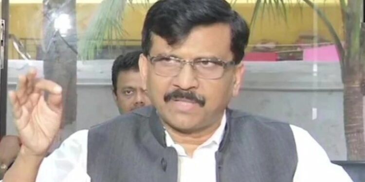 संजय राऊतांचा शिंदे-फडणवीसांवर 800 कोटींच्या भूखंड घोटाळ्याचा घणाघाती आरोप; ” स्वतः शेण खायचं आणि दुसऱ्याच्या तोंडाला वास घ्यायचा” राऊतांची कडवट भाषेत टीका