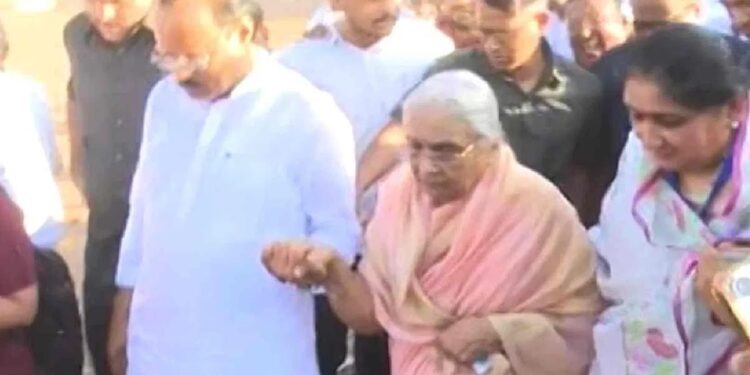 Deputy CM Ajit Pawar : ” मेरे पास मेरी माँ है ! बाकीच्यांचा काय विचार करता..! “; अजित पवारांची कुटुंबीयांवर खोचक टिप्पणी