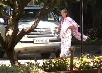 बारामतीत हायव्होल्टेज ड्रामा : सुप्रिया सुळे पोहोचल्या अजित पवारांच्या बंगल्यावर, राजकीय वर्तुळात खळबळ