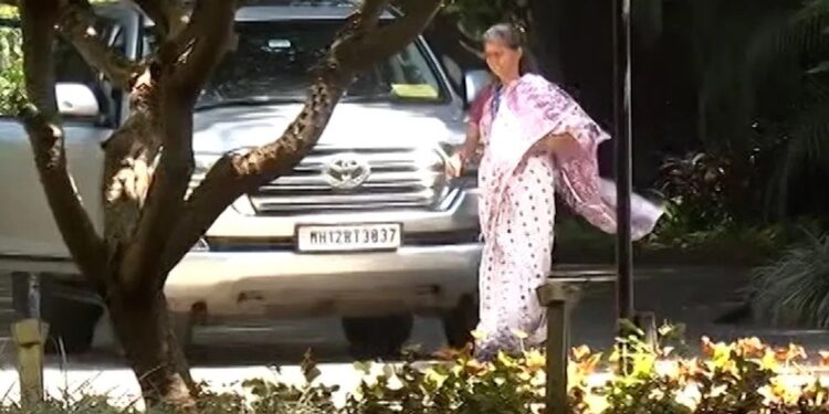 बारामतीत हायव्होल्टेज ड्रामा : सुप्रिया सुळे पोहोचल्या अजित पवारांच्या बंगल्यावर, राजकीय वर्तुळात खळबळ