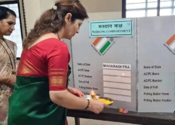 गुन्हा दाखल झाला खरा ! पण पूजा करून महिला आयोगाच्या अध्यक्ष रूपाली चाकणकरांनी EVM देवाकडे नक्की काय मागणी केली असेल ?