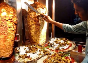 तुम्हालाही स्ट्रीट फूड खायला आवडते? मग ही बातमी वाचाच; मुंबईत शोर्मा खाल्ल्याने 19 वर्षीय युवकाचा मृत्यू; अनेक जणांना विषबाधा