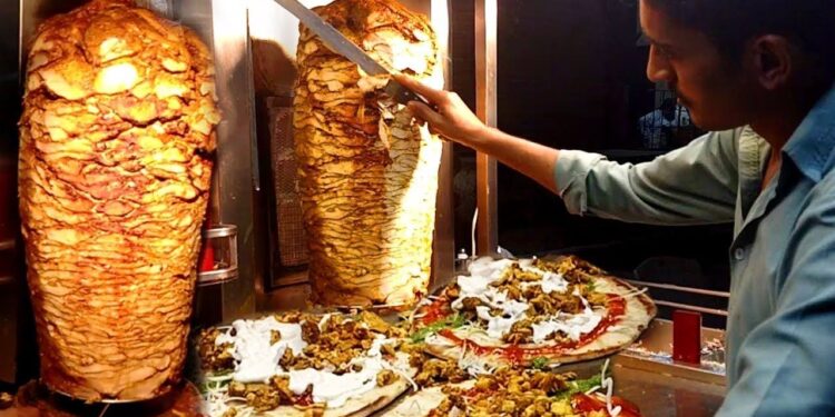 तुम्हालाही स्ट्रीट फूड खायला आवडते? मग ही बातमी वाचाच; मुंबईत शोर्मा खाल्ल्याने 19 वर्षीय युवकाचा मृत्यू; अनेक जणांना विषबाधा