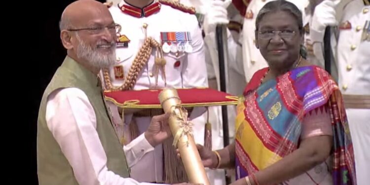 ‘पद्म पुरस्कार-2024’ : महाराष्ट्रातील सहा मान्यवरांना ‘पद्म पुरस्कार’ प्रदान : तीन मान्यवरांना पद्म भूषण, तर तीन मान्यवरांना पद्मश्री पुरस्काराने सन्मान