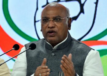 Mallikarjun Kharge : लोकसभा निवडणुकीच्या पार्श्वभूमीवर काँग्रेस अध्यक्ष मल्लिकार्जुन खर्गे यांचे व्यापाऱ्यांना आश्वासन, वस्तू आणि सेवांचे उत्पादन करणारी महासत्ता बनविण्यासाठी…