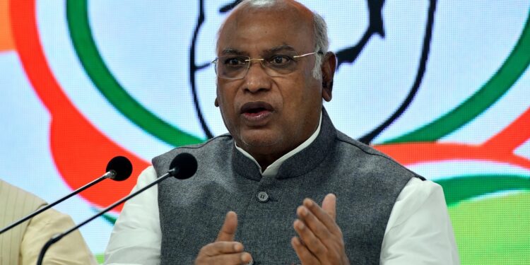 Mallikarjun Kharge : लोकसभा निवडणुकीच्या पार्श्वभूमीवर काँग्रेस अध्यक्ष मल्लिकार्जुन खर्गे यांचे व्यापाऱ्यांना आश्वासन, वस्तू आणि सेवांचे उत्पादन करणारी महासत्ता बनविण्यासाठी…