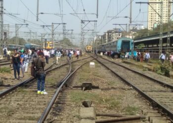 महत्त्वाची बातमी : मुंबई लोकलवर संक्रांत; ठाणे सिग्नल यंत्रणेत बिघाड, दुरुस्तीनंतर सेवा पूर्ववत सुरू