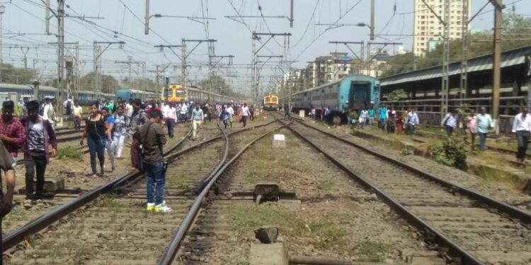 महत्त्वाची बातमी : मुंबई लोकलवर संक्रांत; ठाणे सिग्नल यंत्रणेत बिघाड, दुरुस्तीनंतर सेवा पूर्ववत सुरू