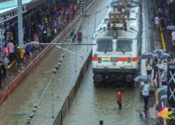 Weather Forecast : मुंबईत जनजीवन विस्कळीत; वादळी वारे आणि पावसानं मेट्रोसह विमान सेवेतही अडथळे