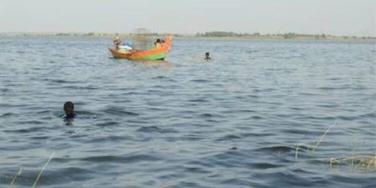 Big News : इंदापुरात उजनी धरणामध्ये प्रवासी बोट उलटली; 17 तासानंतर बोट सापडली पण 6 जण अजूनही बेपत्ता