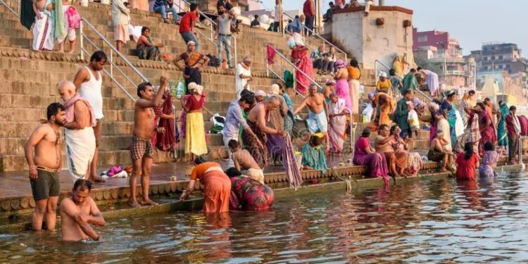 Crime Story : माकडांनी कॅमेरा फिरवला,लक्ष थेट महिलांचे चेंजिंग रूम, आणि प्रक्षेपण थेट महंतांच्या मोबाईलवर..! शनी मंदिर घाटावर धक्कादायक प्रकार